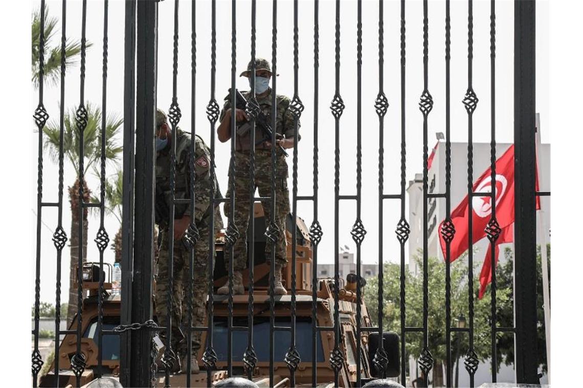 Soldaten der tunesischen Armee bewachen den Eingang des Parlamentsgebäudes. Foto: Khaled Nasraoui/dpa