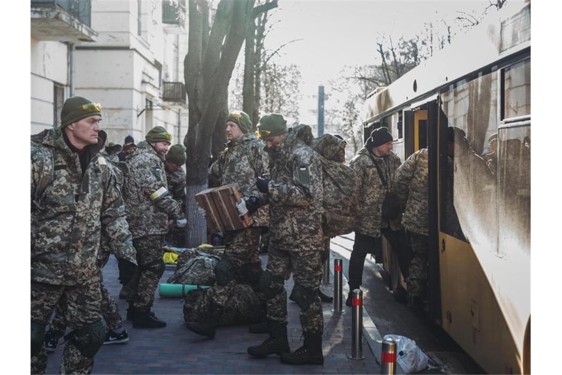Kiew: 14.500 Menschen zu Kampfeinsatz in Ukraine gereist Soldaten der ukrainischen Armee in Kiew. In den vergangenen Tagen sollen rund 14.500 Menschen zum Kampfeinsatz in die Ukraine eingereist sein. Foto: Diego Herrera/EUROPA PRESS/dpa