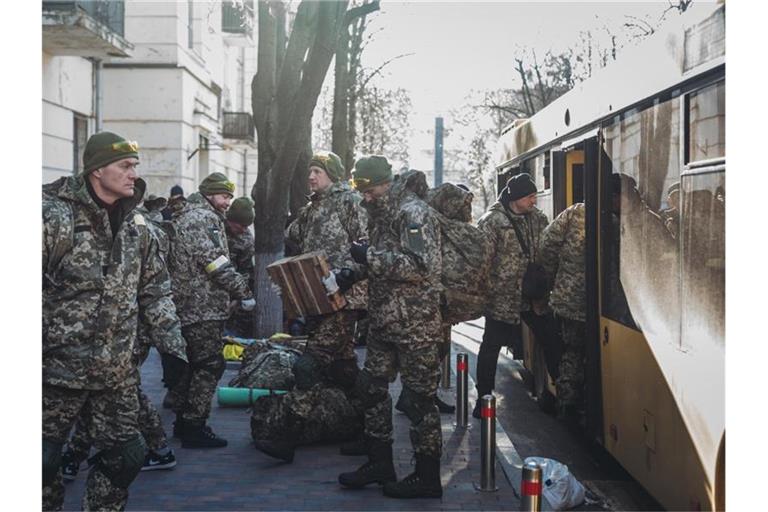 Soldaten der ukrainischen Armee in Kiew. In den vergangenen Tagen sollen rund 14.500 Menschen zum Kampfeinsatz in die Ukraine eingereist sein. Foto: Diego Herrera/EUROPA PRESS/dpa