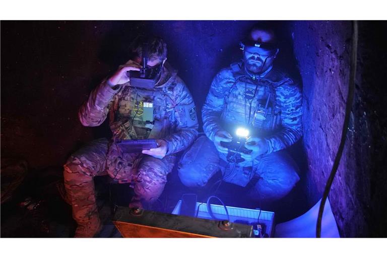 Soldaten der ukrainischen Armee sitzen in einem unterirdischen Versteck und steuern Drohnen über dem Schlachtfeld bei Bachmut.