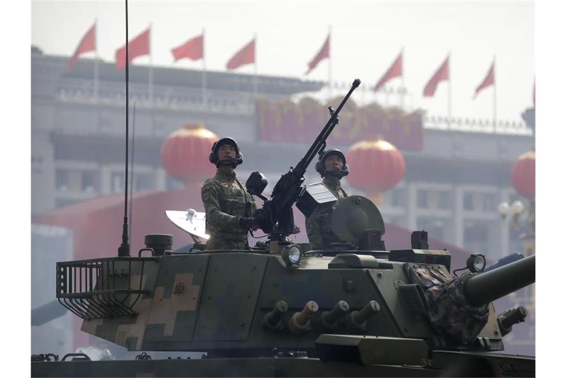 Xi Jinping ruft Chinas Militär zur „Kampfbereitschaft“ auf Soldaten der Volksbefreiungsarmee bei einer Parade in Peking. Foto: Mark Schiefelbein/AP/dpa/Archiv