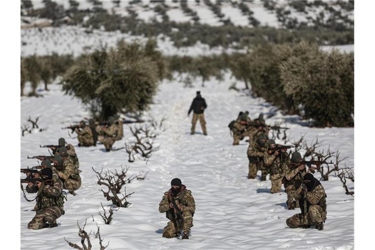 Soldaten der von der Türkei unterstützten Syrischen Nationalarmee nehmen bei extremem Winterwetter an einer Militärübung im Gouvernement Aleppo teil. Foto: Anas Alkharboutli/dpa