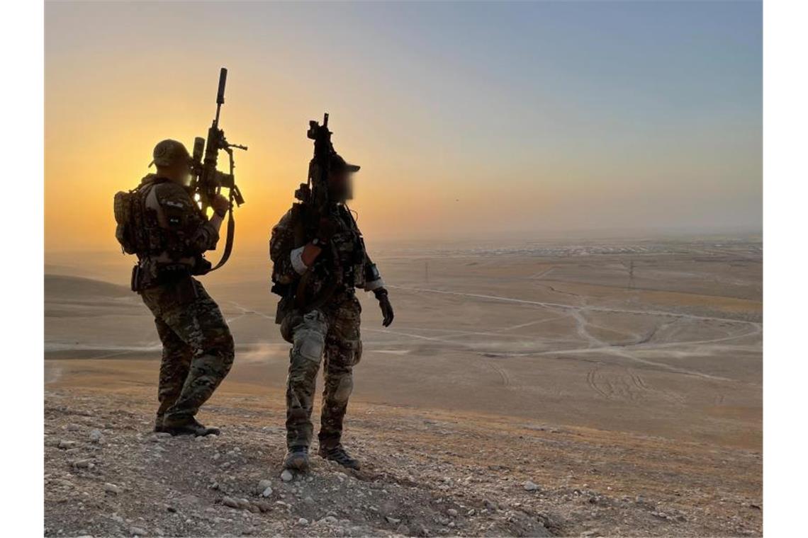 Soldaten des Kommando Spezialkräfte (KSK) sichern das Gelände nahe dem Camp Marmal im Norden Afghanistans. Foto: Bundeswehr/dpa/Archiv