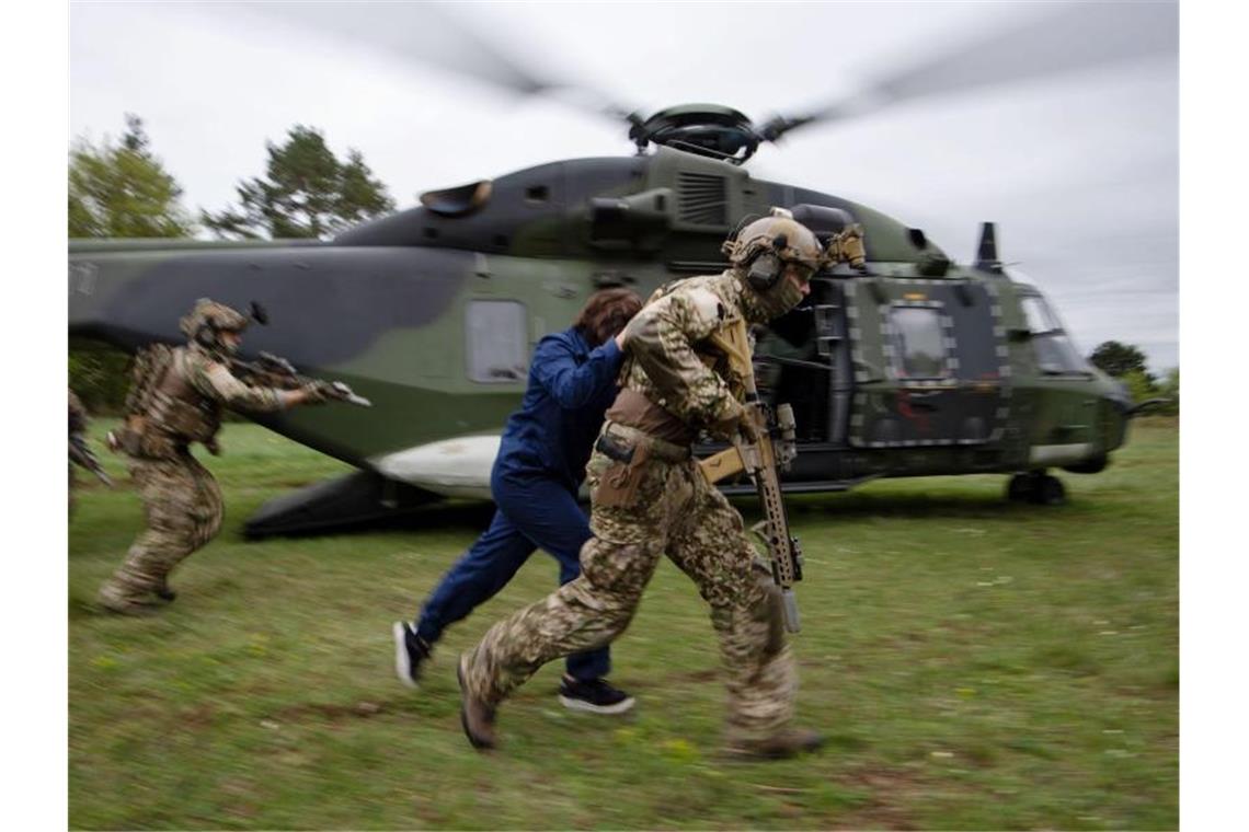 KSK-Soldaten wollen „zweite Chance“ nutzen Soldaten des Kommandos Spezialkräfte (KSK) der Bundeswehr demonstrieren bei einem Videodreh den Abtransport einer befreiten Geisel mittels eines Helikopters. Foto: Marijan Murat/dpa