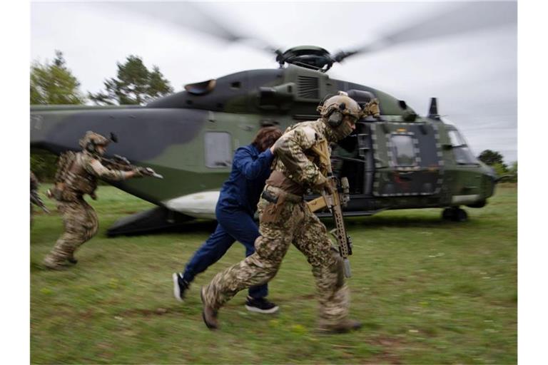 Soldaten des Kommandos Spezialkräfte (KSK) der Bundeswehr demonstrieren bei einem Videodreh den Abtransport einer befreiten Geisel mittels eines Helikopters. Foto: Marijan Murat/dpa