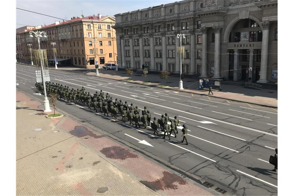 Soldaten gehen den gesperrten Unabhängigkeitsprospekt im Zentrum von Minsk entlang. Foto: Ulf Mauder/dpa