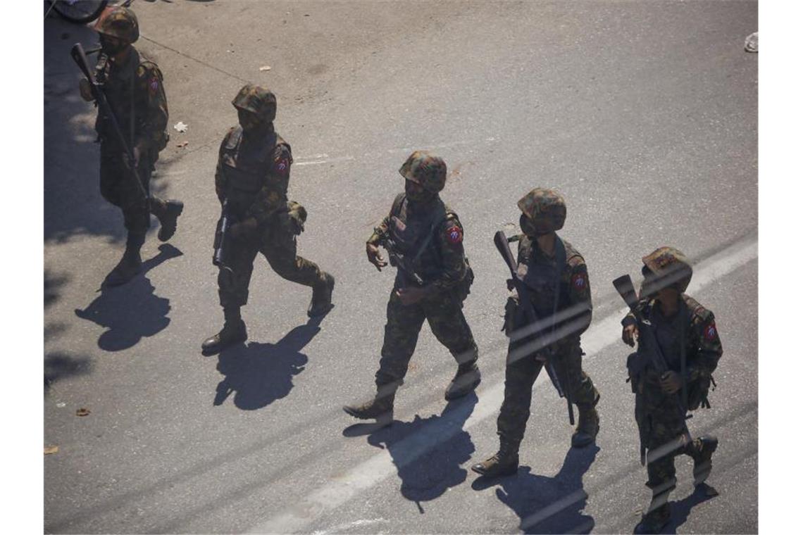 Medien: Mindestens 17 Dorfbewohner in Myanmar getötet Soldaten gehen im März während eines Protestes gegen den Militärputsch in Myanmar über eine Straße. Symbolbild. Foto: Str/AP/dpa