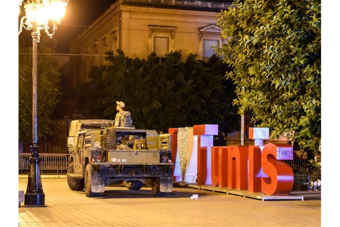 Soldaten in Tunis, nachdem der tunesische Präsident Saied nach einem Tag landesweiter Proteste gegen die Regierungspartei die Entlassung von Premierminister Mechichi bekannt gegeben hat. Foto: Jdidi Wassim/SOPA Images via ZUMA Press Wire/dpa