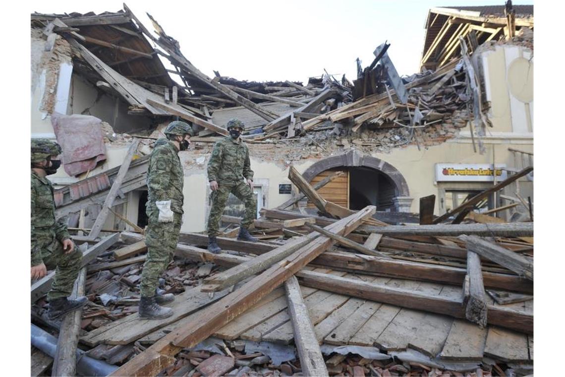 Erdbeben in Kroatien: Kleinstädte in Trümmern, fünf Tote Soldaten inspizieren die Trümmer eines vom Erdbeben zerstörten Hauses in Petrinja. Foto: --/AP/dpa