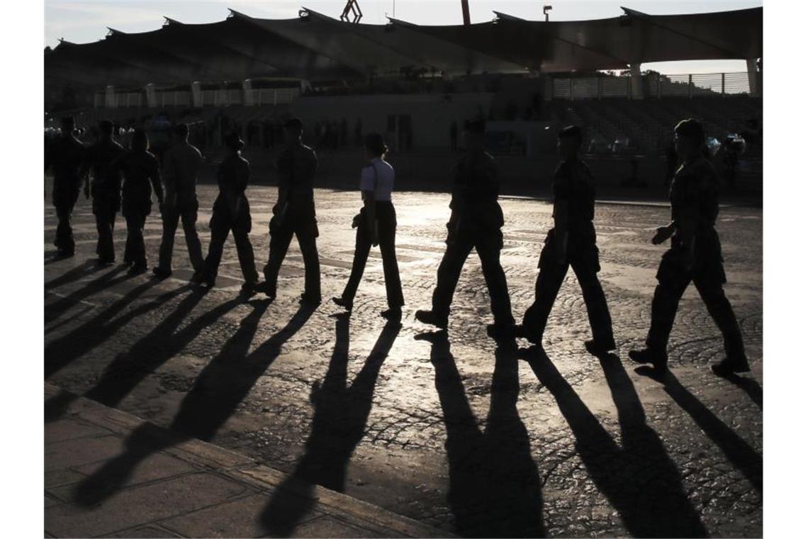 Soldaten marschieren auf dem Place de la Concorde in Paris während einer Probe für die Militärparade zum französischen Nationalfeiertag. Foto: Christophe Ena/AP/dpa