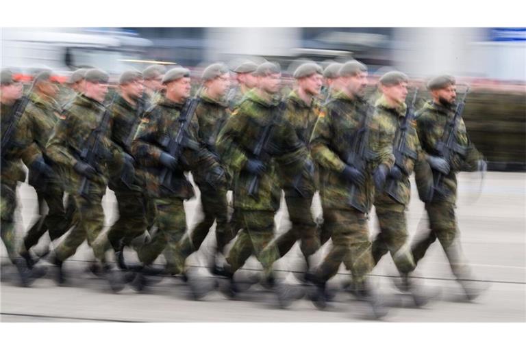 Soldaten marschieren auf: Reicht der freiwillige Wehrdienst, damit es am Ende genug sind, um das Land zu verteidigen?