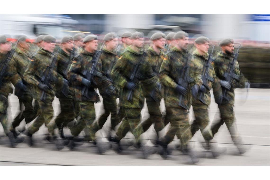 Soldaten marschieren auf: Reicht der freiwillige Wehrdienst, damit es am Ende genug sind, um das Land zu verteidigen?