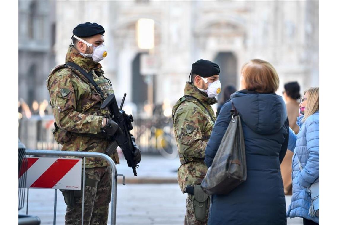 Soldaten mit Schutzmasken in der Innenstadt von Mailand. Foto: Claudio Furlan/LaPresse/ZUMA/dpa