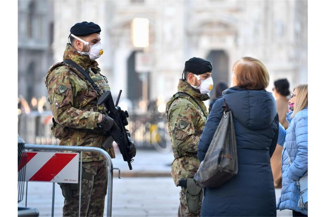 Immer mehr Sperrzonen und immer mehr Tote in Italien Soldaten mit Schutzmasken in der Innenstadt von Mailand. Foto: Claudio Furlan/LaPresse/ZUMA/dpa