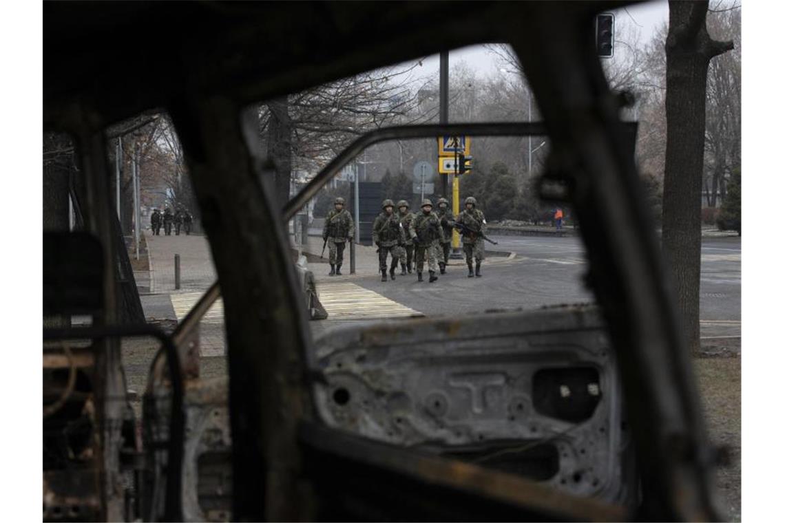 Kasachstan: Neuer Regierungschef - Militärbündnis soll gehen Soldaten patrouillieren auf einer Straße in der Nähe des zentralen Platzes in Almaty. Foto: Vasily Krestyaninov/AP/dpa