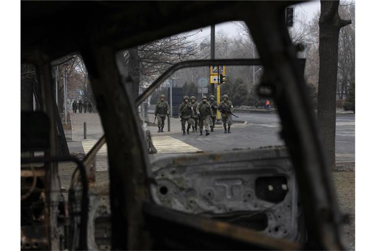 Soldaten patrouillieren auf einer Straße in der Nähe des zentralen Platzes in Almaty. Foto: Vasily Krestyaninov/AP/dpa