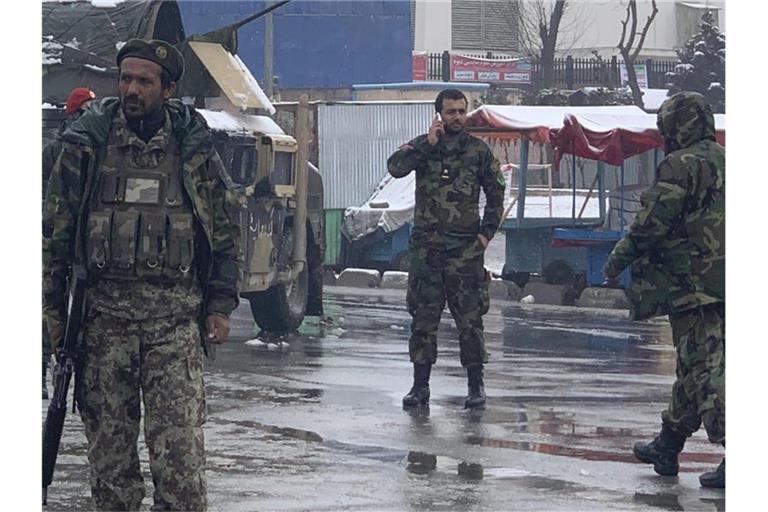 Soldaten sichern in Kabul eine Straße in der sich zuvor eine Explosion ereignet hatte. Foto: Rahmat Gul/AP/dpa