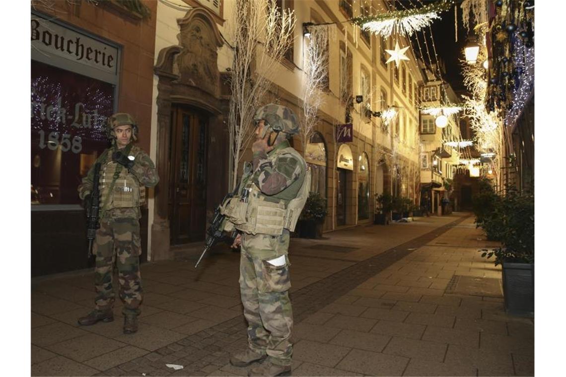 Soldaten sichern nach dem Angriff den Straßburger Weihnachtsmarkt. Foto: Ye Pingfan/XinHua