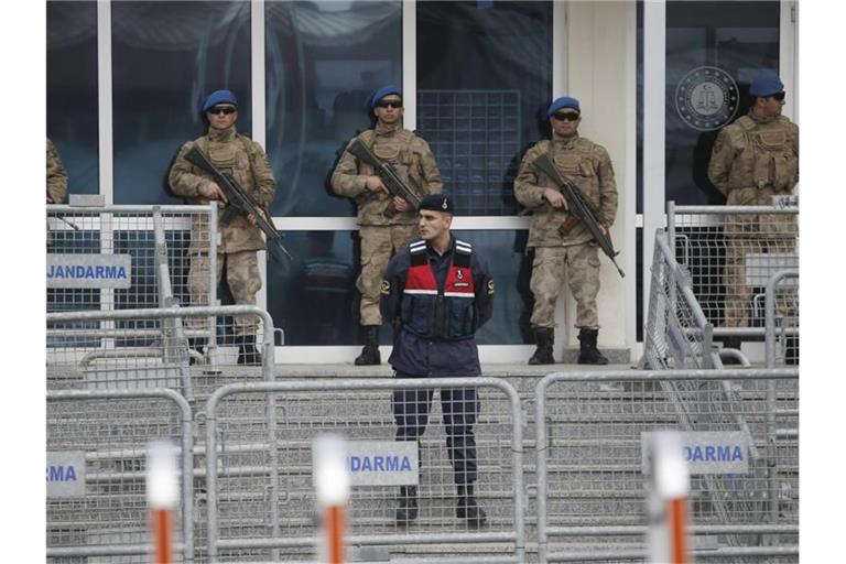 Soldaten sperren den Eingangsbereich des Gerichtsgebäudes in Silivri ab, in dem der Gezi-Prozess im Februar 2020 stattfand. (Archivbild). Foto: Emrah Gurel/AP/dpa