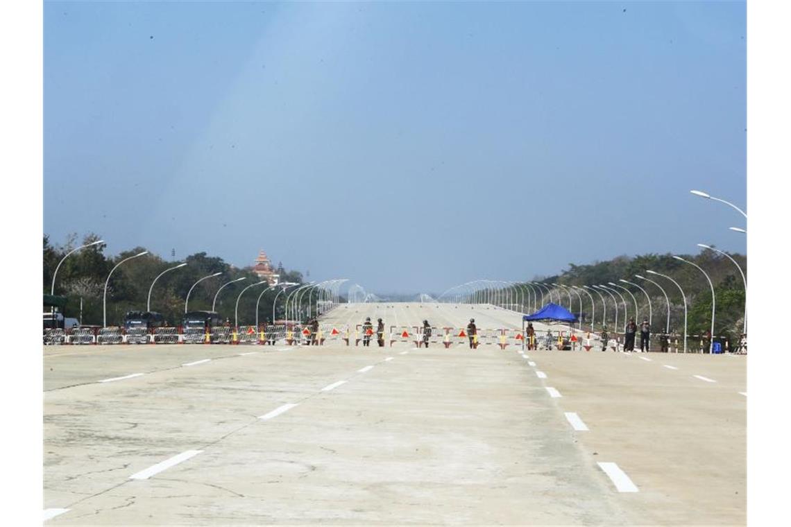 Putsch in Myanmar: Comeback einer Militärdiktatur Soldaten sperren eine Straße in der Hauptstadt Naypyitaw. Foto: Uncredited/AP/dpa