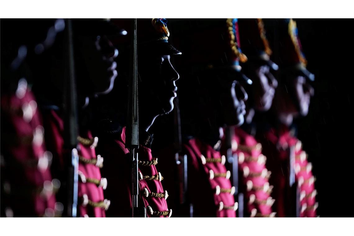 Soldaten stehen in Formation während einer Mahnwache zum Gedenken an die Opfer des Absturzes eines Militärfrachtflugzeugs.