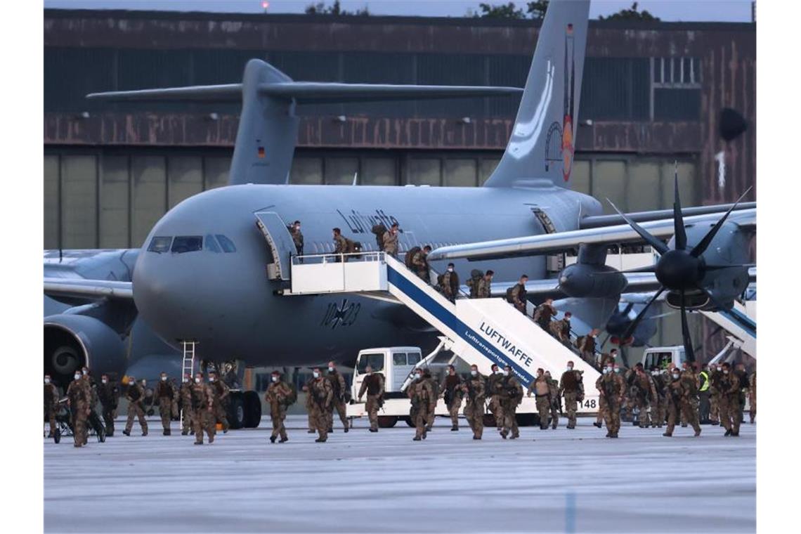 Soldaten steigen aus dem Airbus A310 (M) der Luftwaffe nach der Landung auf dem niedersächsischen Stützpunkt Wunstorf. Die ersten Soldaten der Bundeswehr sind von ihrer Evakuierungsmission in Afghanistan nach Deutschland zurückgekehrt. Foto: Friso Gentsch/dpa