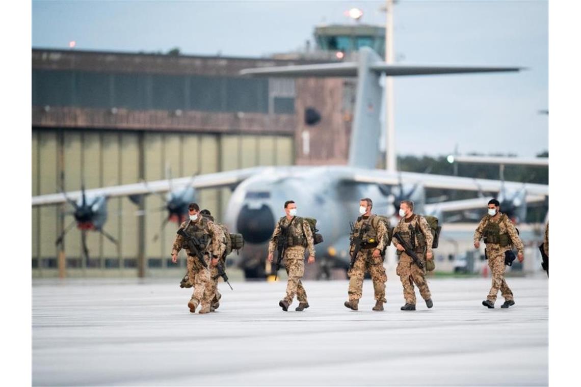 Soldaten steigen aus den Transportflugzeugen der Bundeswehr auf dem niedersächsischen Stützpunkt Wunstorf. Foto: Daniel Reinhardt/dpa