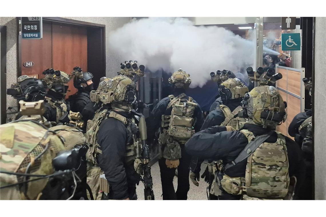 Soldaten stürmten im Dezember 2024 das Parlament in Seoul.