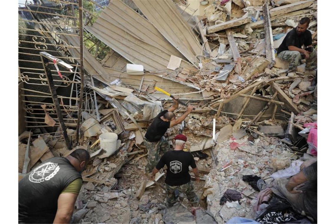 Soldaten suchen nach der Explosion in den Trümmern nach Überlebenden. Foto: Hassan Ammar/AP/dpa