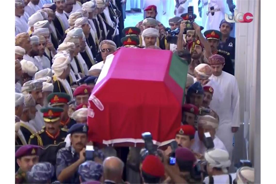 Omanischer Sultan Kabus gestorben - Cousin neuer Herrscher Soldaten tragen den Sarg des Sultans durch eine Moschee in Maskat. Foto: -/Oman TV/AP/dpa