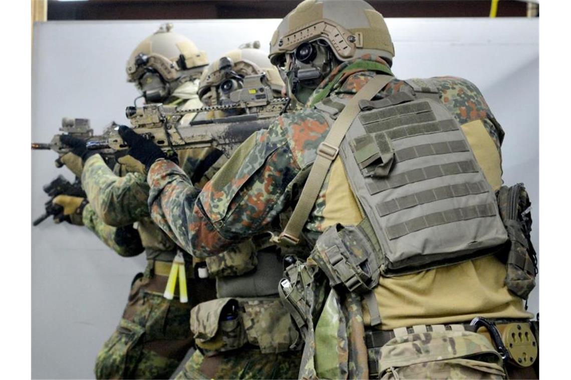 Soldaten trainieren im Schießausbildungszentrum auf dem Kasernengelände des Kommandos Spezialkräfte (KSK) in Calw. Foto: picture alliance / Franziska Kraufmann/dpa