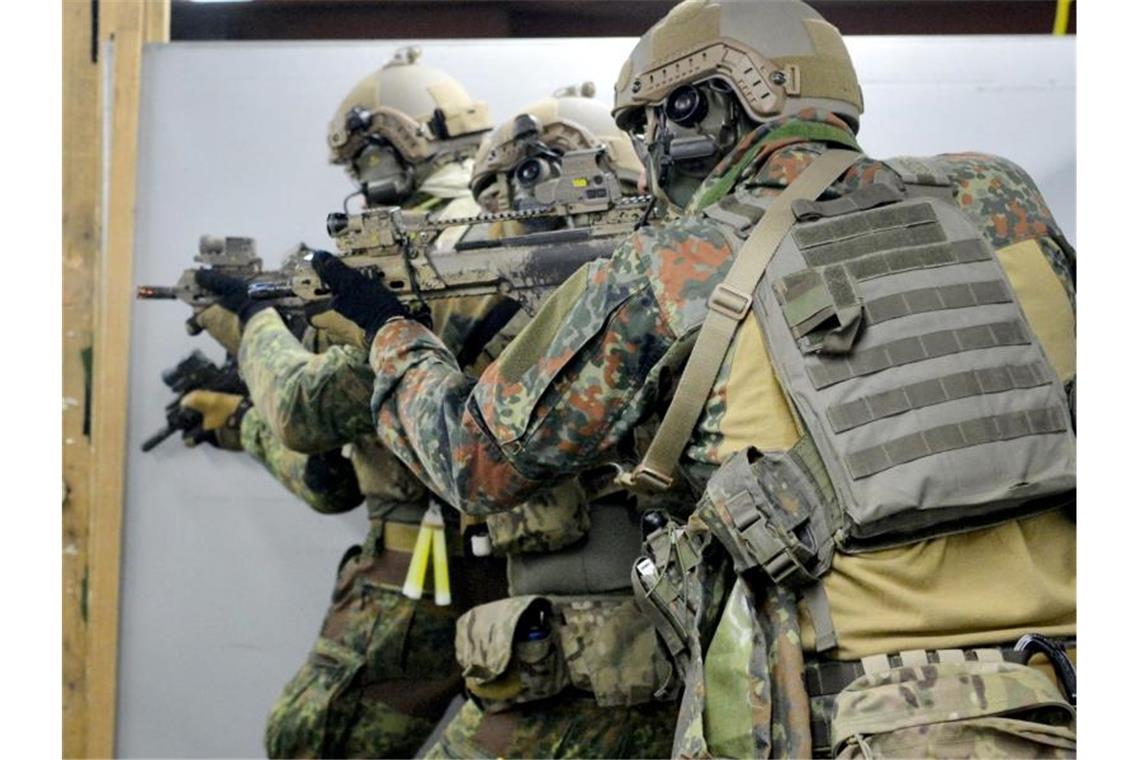 Soldaten trainieren mit einem G36 Gewehr im Schießausbildungszentrum auf dem Kasernengelände des Kommandos Spezialkräfte (KSK). Foto: picture alliance / Franziska Kraufmann/dpa/Symbolbild