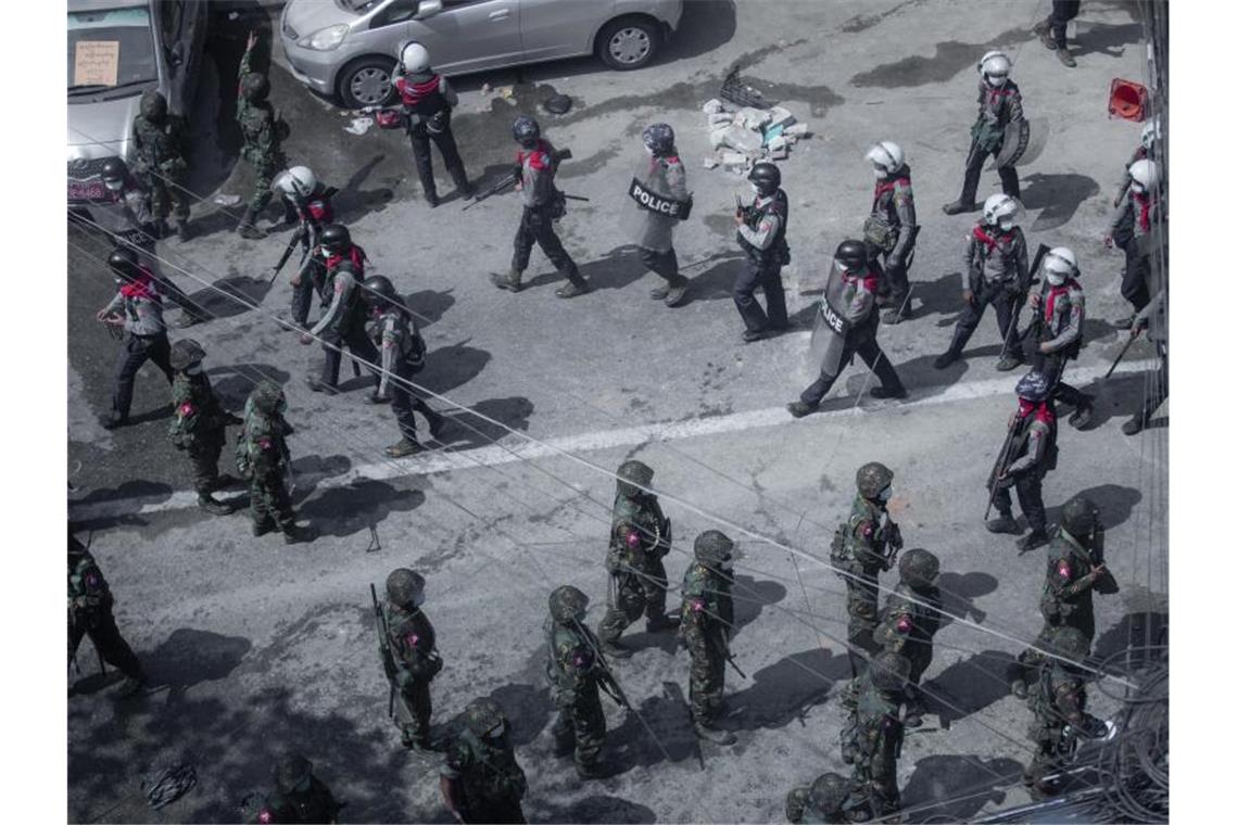 Soldaten und Bereitschaftspolizisten bei einem Protest in Rangun. Foto: Aung Kyaw Htet/SOPA Images via ZUMA Wire/dpa
