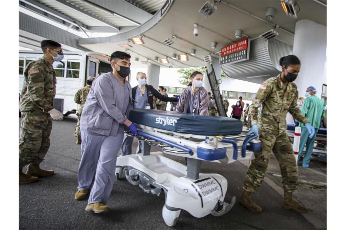 Endphase der Evakuierungen beginnt in Kabul Soldaten und medizinisches Personal des US-Militärs bereiten sich in Landstuhl darauf vor, Opfer von einer der Explosionen in der Nähe des Flughafens Kabul zu versorgen. Foto: Marcy Sanchez/U.S. Army/AP/dpa