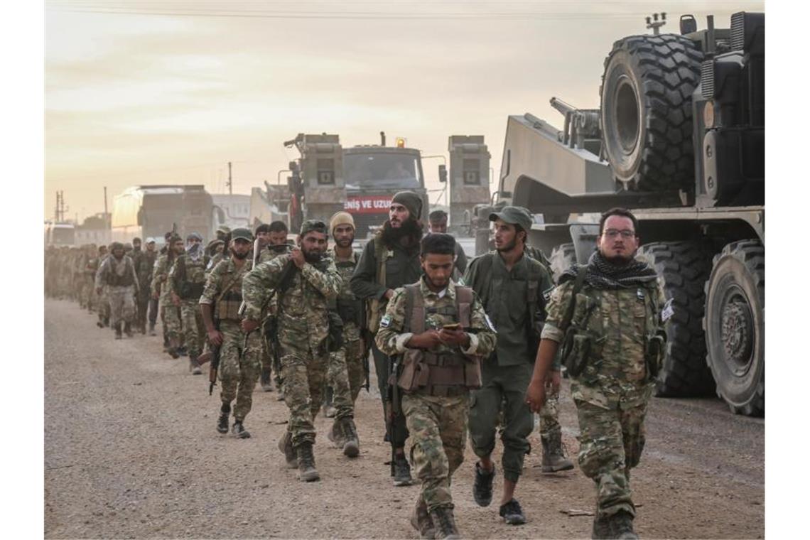 Maas: Einschränkung von Waffenexportgenehmigungen für Türkei Soldaten und Militärfahrzeuge in der türkischen Stadt Akcakale an der Grenze zu Syrien. Foto: Anas Alkharboutli/dpa