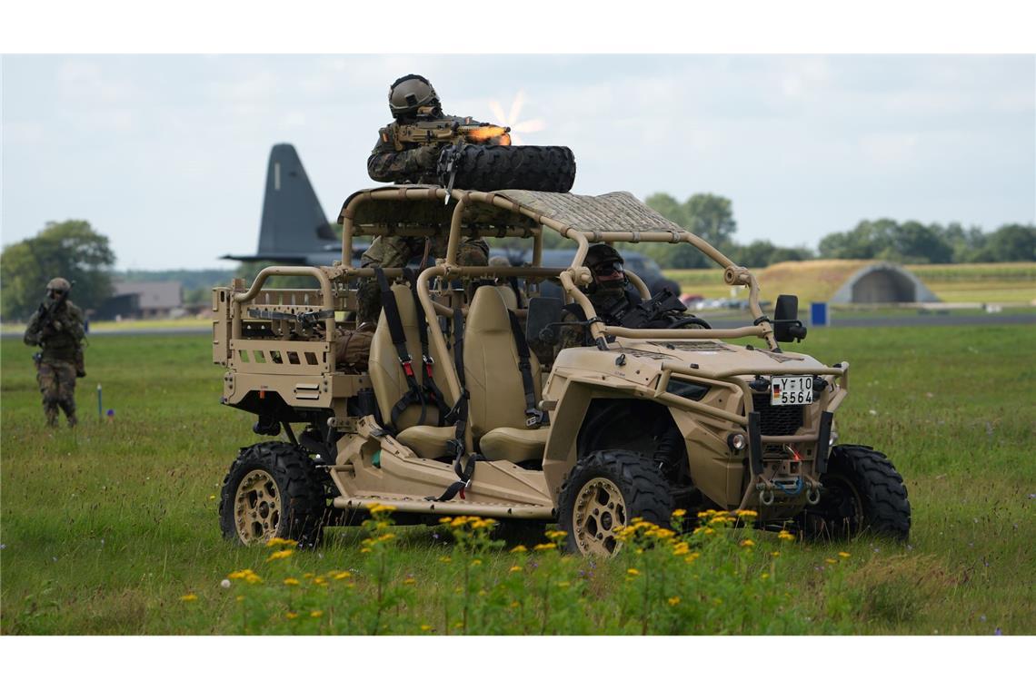 Soldaten vom Air Mobile Protection Team (AMPT), Objektschutzkräfte der Luftwaffe, Kämpfen auf dem Flugplatz Jagel während der Luftwaffenübung Significance of National Air Power 2025 (SNAP 2025).