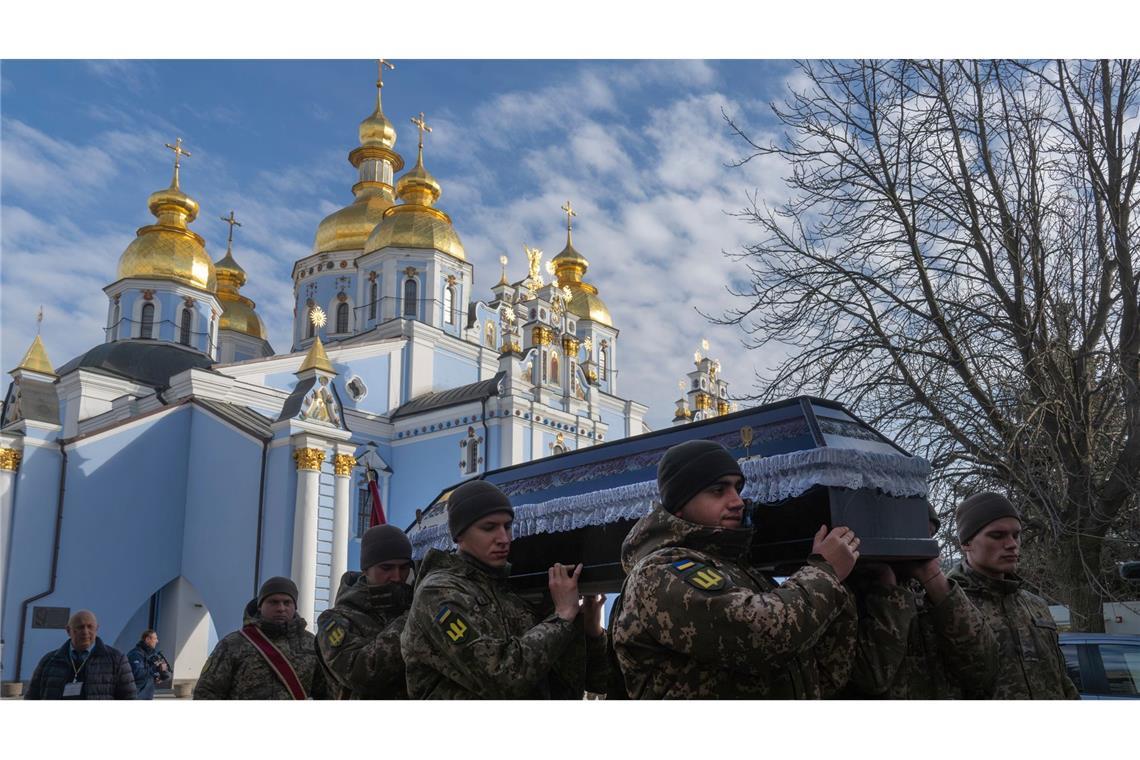Nach drei Jahren Krieg ist das Schicksal der Ukraine offen Soldatenbegräbnisse sind für die Ukraine bitterer Alltag geworden. (Archivbild)