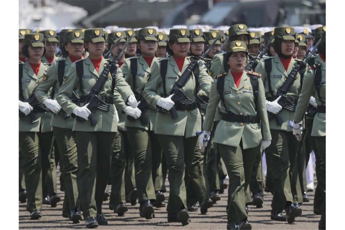 Soldatinnen der indonesischen Armee marschieren während einer Parade anlässlich des 74. Jahrestages der indonesischen Streitkräfte. Foto: Tatan Syuflana/AP/dpa