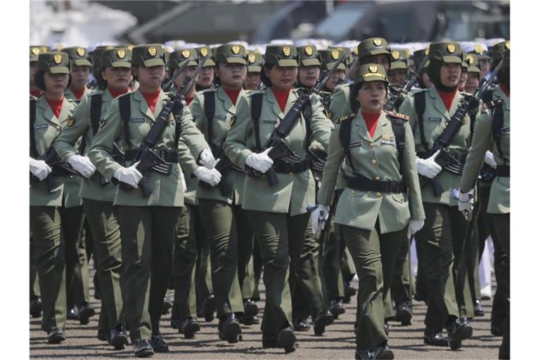 Soldatinnen der indonesischen Armee marschieren während einer Parade anlässlich des 74. Jahrestages der indonesischen Streitkräfte. Foto: Tatan Syuflana/AP/dpa