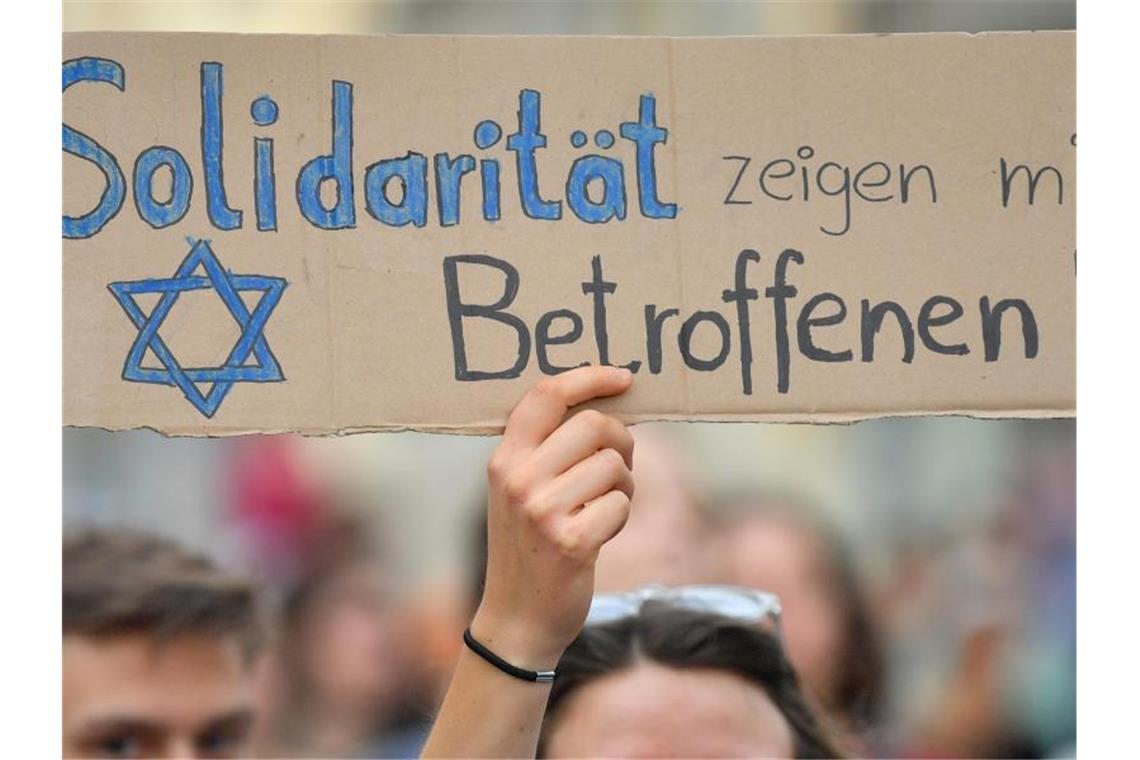 „Solidarität zeigen mit Betroffenen!“ - Plakat einer Demonstrantin in Halle. Foto: Hendrik Schmidt/dpa-Zentralbild/dpa