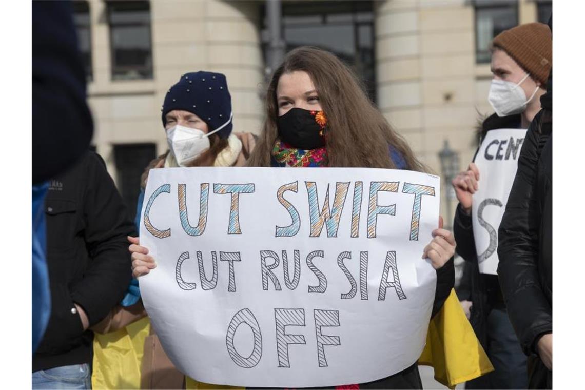 Sanktionsschwert Swift: Warum zögern die Staaten? Solidaritäts-Demonstration für die Ukraine in Berlin mit der Forderung: „Cut Swift Cut Russia Off“. Foto: Paul Zinken/dpa
