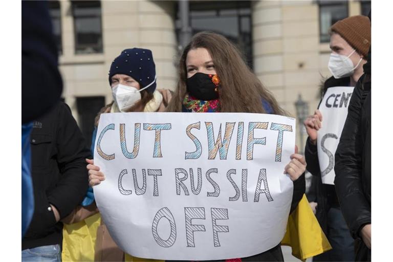Solidaritäts-Demonstration für die Ukraine in Berlin mit der Forderung: „Cut Swift Cut Russia Off“. Foto: Paul Zinken/dpa