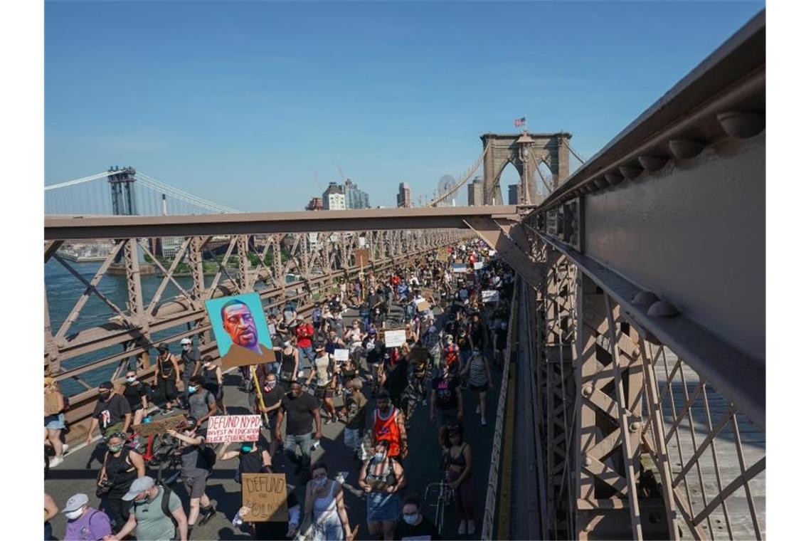 Solidaritätskundgebung für George Floyd auf der Brooklyn Bridge. Foto: Bryan Smith/ZUMA Wire/dpa