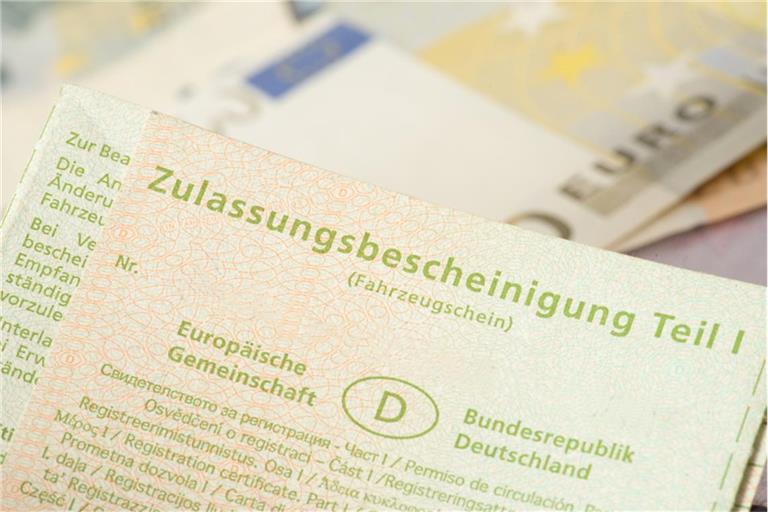 Soll bald Geschichte sein: Der Fahrzeugschein aus Papier.