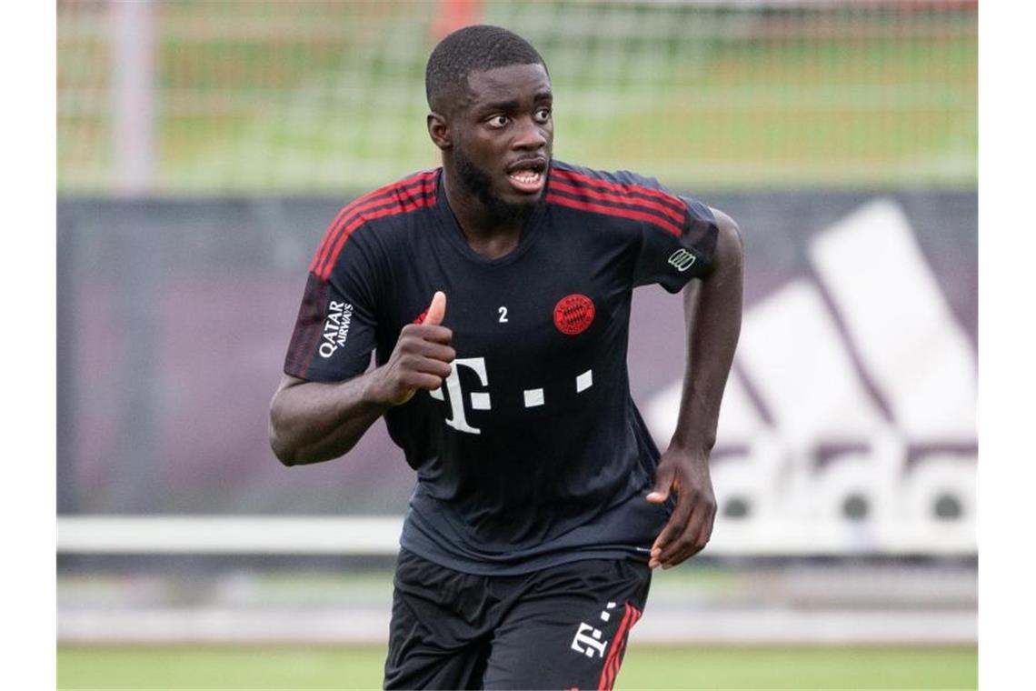 Upamecano soll beim FC Bayern „Leaderqualitäten“ zeigen Soll beim FC Bayern die Abwehr führen: Dayot Upamecano läuft über den Platz. Foto: Sven Hoppe/dpa