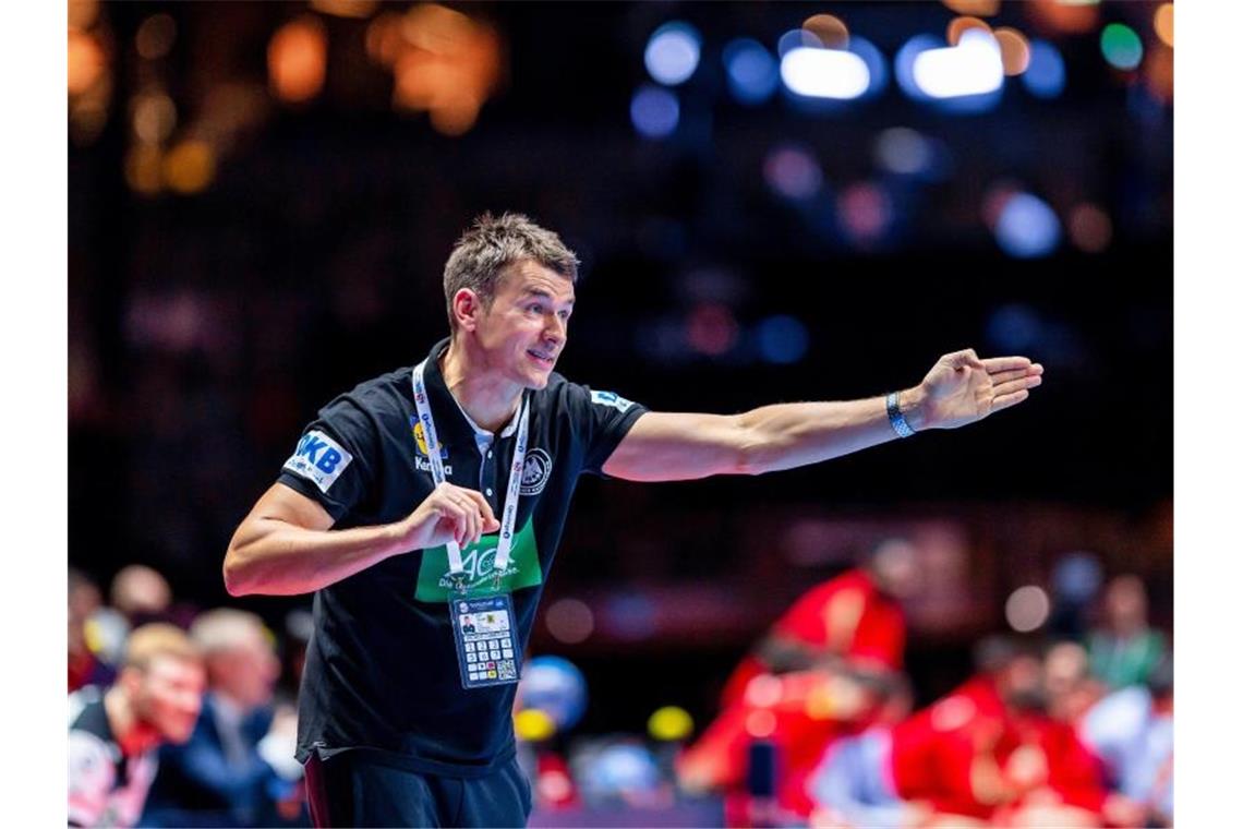Wenig Zeit und viel zu tun: Die Baustellen im DHB-Team Soll Deutschlands Handballer zu Olympia führen: Bundestrainer Christian Prokop. Foto: Sascha Klahn/dpa