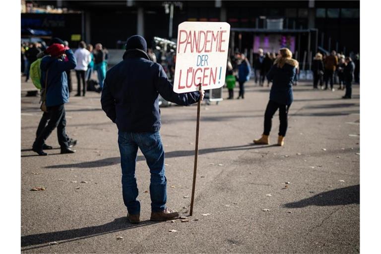 Soll es in Bremen nicht geben: Einen Tag vor der geplanten Demonstration von Gegnern der Corona-Politik hat das Oberverwaltungsgericht (OVG) der Hansestadt ein Verbot der Großveranstaltung bestätigt. Foto: Christoph Schmidt/dpa