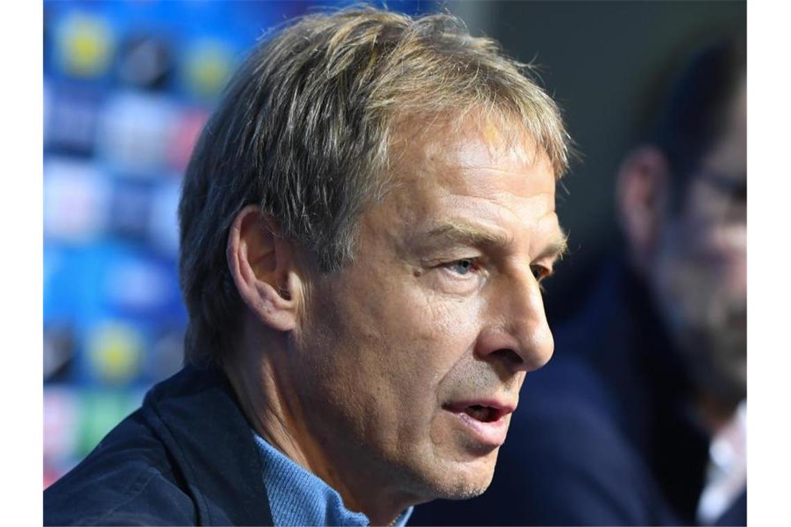 Trainersuche: Hertha-Bosse nach Klinsmann-Rücktritt im Fokus Soll schon im US-Trainingslager von Hertha BSC mit seinem Rücktritt gedroht haben: Trainer Jürgen Klinsmann (l). Foto: Britta Pedersen/dpa