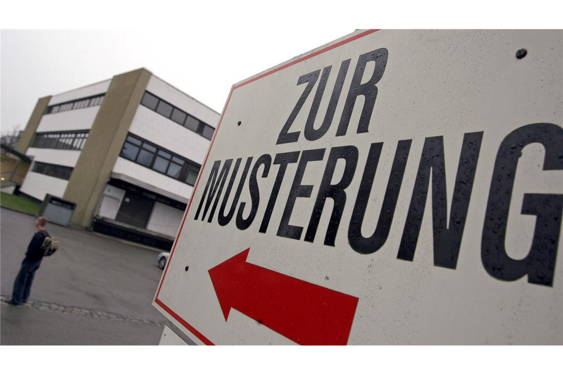 Was beim Wehrdienst geplant ist und worüber gestritten wird Sollen alle junge Männer wieder gemustert werden oder nur ein durch Losverfahren ausgewählter Anteil? Das ist eine der Streitfragen in der Diskussion über den künftigen Wehrdienst.