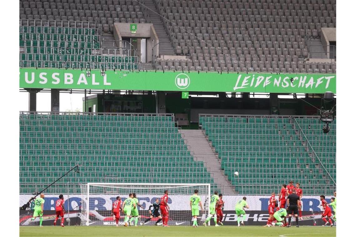 Sollen bald Geschichte sein: Geisterspiele in der Fußball-Bundesliga. Foto: Kai Pfaffenbach/Reuters-Pool/dpa